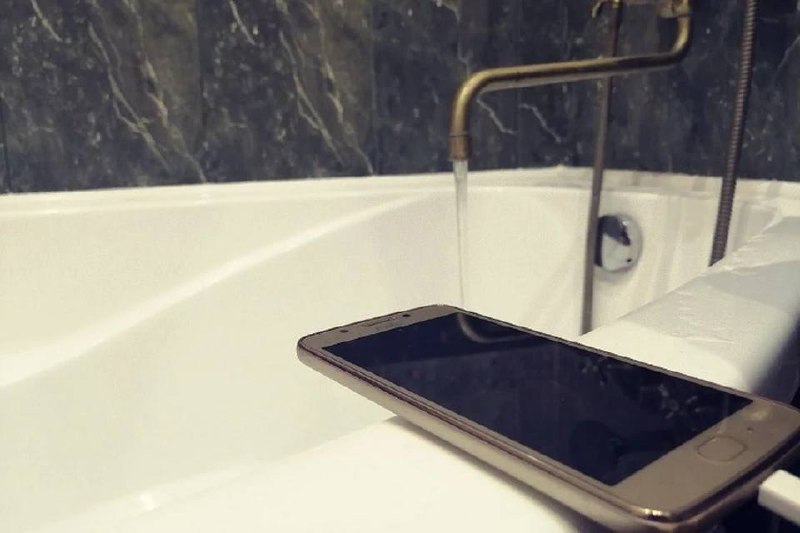 В Ленинградской области произошла трагедия: 13-летний подросток погиб от удара электрическим током в ванной комнате. По информации СМИ, инцидент произошел после того, как молодой человек уронил в воду смартфон, подключенный к зарядному устройству. Отец погибшего рассказал, что его сын вернулся с прогулки и отправился в ванную с телефоном. Подросток поставил устройство на зарядку, однако, по предварительным данным, уснул и случайно выронил гаджет в воду. Это привело к поражению электрическим током, от которого подросток скончался на месте. В настоящее время по факту происшествия проводится проверка. Следователи выясняют обстоятельства случившегося, чтобы установить точные причины трагедии и возможные нарушения правил безопасности. Этот случай вновь напоминает о необходимости соблюдения осторожности при использовании электронных устройств вблизи воды. Эксперты рекомендуют избегать зарядки гаджетов в ванной комнате и других помещениях с повышенной влажностью.. Ленобласть, подросток, удар током, смартфон, происшествия