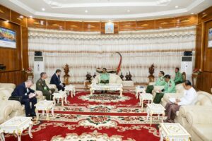 В столице Мьянмы Нейпьидо прошла встреча заместителя Министра обороны Российской Федерации Василия Осьмакова с Министром обороны Мьянмы генералом Маунг Маунг Эйем. На мероприятии стороны обсудили текущее состояние и перспективы развития взаимодействия в военной сфере. По итогам переговоров был подписан план российско-мьянманского военного сотрудничества на период с 2026 по 2030 годы. Документ определяет основные направления взаимодействия между двумя странами в области обороны и безопасности. Подписание плана стало важным шагом в укреплении двусторонних отношений между Россией и Мьянмой. Стороны выразили уверенность в том, что реализация соглашения будет способствовать стабильности и безопасности в регионе. Детали документа пока не раскрываются, однако ожидается, что он охватывает такие аспекты, как обмен опытом, совместные учения и поставки военной техники.. Россия, Мьянма, Военное сотрудничество, Василий Осьмаков, Нейпьидо