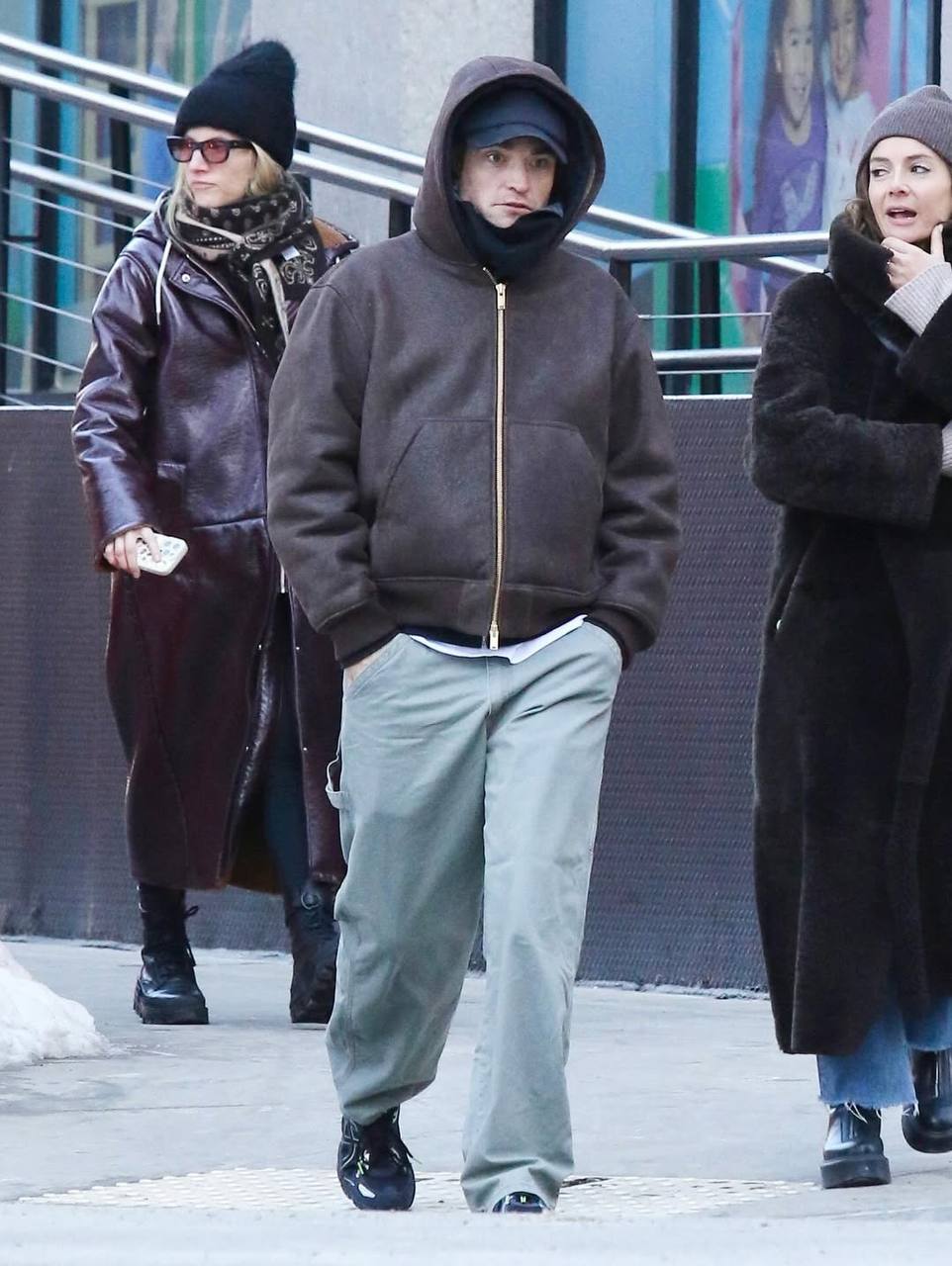 Папарацци поймали Роберта Паттинсона и Сьюки Уотерхаус в объектив 🕶️. Роберт Паттинсон, Сьюки Уотерхаус, папарацци, Лос-Анджелес, Голливуд