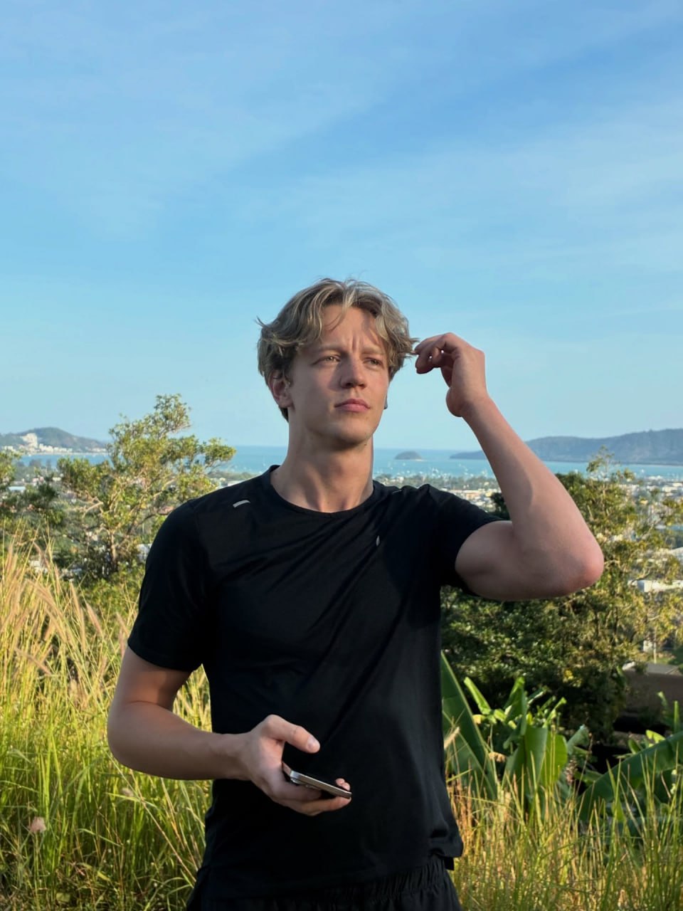 Парадеевич снова в центре внимания. На этот раз блогер решил удивить своих подписчиков кардинальной сменой имиджа. 🎨 Новый образ включает свежую стрижку и радикальный смену цвета волос. Детали пока неизвестны, но уже ясно, что Парадеевич готов к экспериментам. 💇‍♂️ Фанаты активно обсуждают перемены в его внешности, делясь своими мнениями в комментариях. Одни хвалят смелость, другие задаются вопросом: что за этим стоит? 🤔 Остается только ждать, как новый образ повлияет на его контент и аудиторию. А пока — следим за обновлениями! 👀. Парадеевич, блогеры, новый образ, стрижка, цвет волос