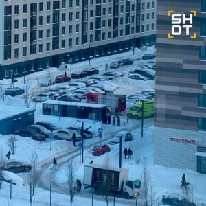 В жилом комплексе «Одинцово-1» в Подмосковье произошел пожар, виновниками которого стали два кота. По данным источника, инцидент случился вечером, когда жильцы услышали пожарную тревогу и заметили дым, идущий из одной из квартир. На место происшествия оперативно прибыли пожарные, скорая помощь и полиция. Как выяснилось, причиной возгорания стала неосторожность домашних питомцев. Хозяйка квартиры рассказала, что коты играли на кухне, и один из них прыгнул на плиту, случайно включив конфорку. На плите находилась сушилка для овощей, которая быстро загорелась, что привело к пожару. К счастью, ни люди, ни животные не пострадали. С котами провели «воспитательную беседу», а с хозяйкой квартиры побеседовали представители управляющей компании и пожарные, напомнив о важности соблюдения мер безопасности. Инцидент стал напоминанием о том, что даже домашние питомцы могут стать причиной чрезвычайных ситуаций, если не уделять должного внимания их поведению.. Пожар, Подмосковье, Коты, Происшествия, Одинцово-1