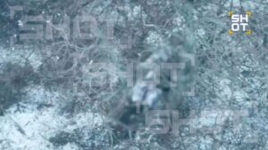 Купянское направление, Харьковская область — С начала года на окраинах Купянска зафиксирована гибель около 100 военнослужащих Вооружённых сил Украины (ВСУ) из-за экстремальных холодов и отсутствия снабжения. По данным источника SHOT, логистика ВСУ на данном направлении полностью нарушена, что привело к катастрофическим последствиям. Военнослужащие, занявшие блиндажи в лесополосах, оказались отрезаны от поставок тёплой одежды и продовольствия. Основные потери зафиксированы в 14-й, 43-й и 116-й отдельных мотопехотных бригадах ВСУ. Попытки перебросить подкрепления через реку Оскол были пресечены российскими войсками. Оставшиеся в живых бойцы ВСУ пытаются выжить, разводя костры и укрываясь в импровизированных убежищах. Однако такие укрытия быстро обнаруживаются с помощью дронов, после чего по ним наносится огневое поражение. Только за первые дни февраля было уничтожено не менее 10 подобных объектов.. ВСУ, Купянск, Харьковская область, логистика, блиндажи