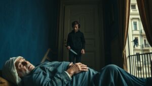 В подмосковном Пушкино произошло трагическое происшествие, в ходе которого 17-летний подросток совершил нападение на пожилую пару по указанию телефонных мошенников. Согласно данным следствия, подросток получил указание убить пенсионеров, украсть их сбережения и перевести деньги кураторам. Он затаился на лестнице около квартиры жертв и нанёс несколько ударов ножом, когда те вышли. 75-летняя женщина скончалась на месте, а её 77-летний муж остался жив. В момент преступления подросток находился на связи с мошенниками через беспроводные наушники, которые диктовали ему каждое действие. После ограбления квартиры аферисты приказали ему перелезть на соседний балкон, однако он сорвался и упал с высоты 10-го этажа. Местные жители вызвали скорую помощь, и подросток был госпитализирован. После спасения он был арестован. Сейчас ему грозит до 10 лет лишения свободы. Следствие продолжает расследование обстоятельств преступления.. Пушкино, подросток, мошенничество, нападение, пенсионеры