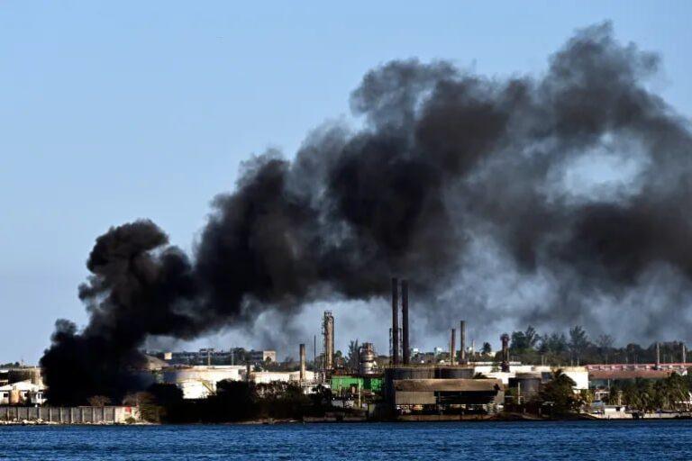 Пожар на нефтеперерабатывающем заводе Нико Лопеса в Гаване. Куба, Гавана, Нико Лопес, пожар, нефтеперерабатывающий завод