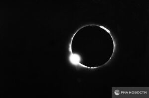 12 августа 2026 года — дата, которую стоит отметить в календаре. Полное солнечное затмение начнется на востоке полуострова Таймыр. Для местных жителей это будет редкое зрелище, но что делать остальным? «Роскосмос» и научный клуб «Астроверты» готовят астротур. Участники смогут наблюдать затмение с борта самолета, что гарантирует идеальный вид на солнечную корону. 🛩️ Если вы не готовы лететь на Таймыр, не беда. Современные технологии позволят следить за событием онлайн. Но, согласитесь, увидеть это своими глазами — совсем другое дело. 🌞🌑 Планируйте заранее, ведь такие моменты бывают раз в жизни. И да, не забудьте солнечные очки. 😎. Солнечное затмение, Таймыр, Роскосмос, Астроверты, Астротур