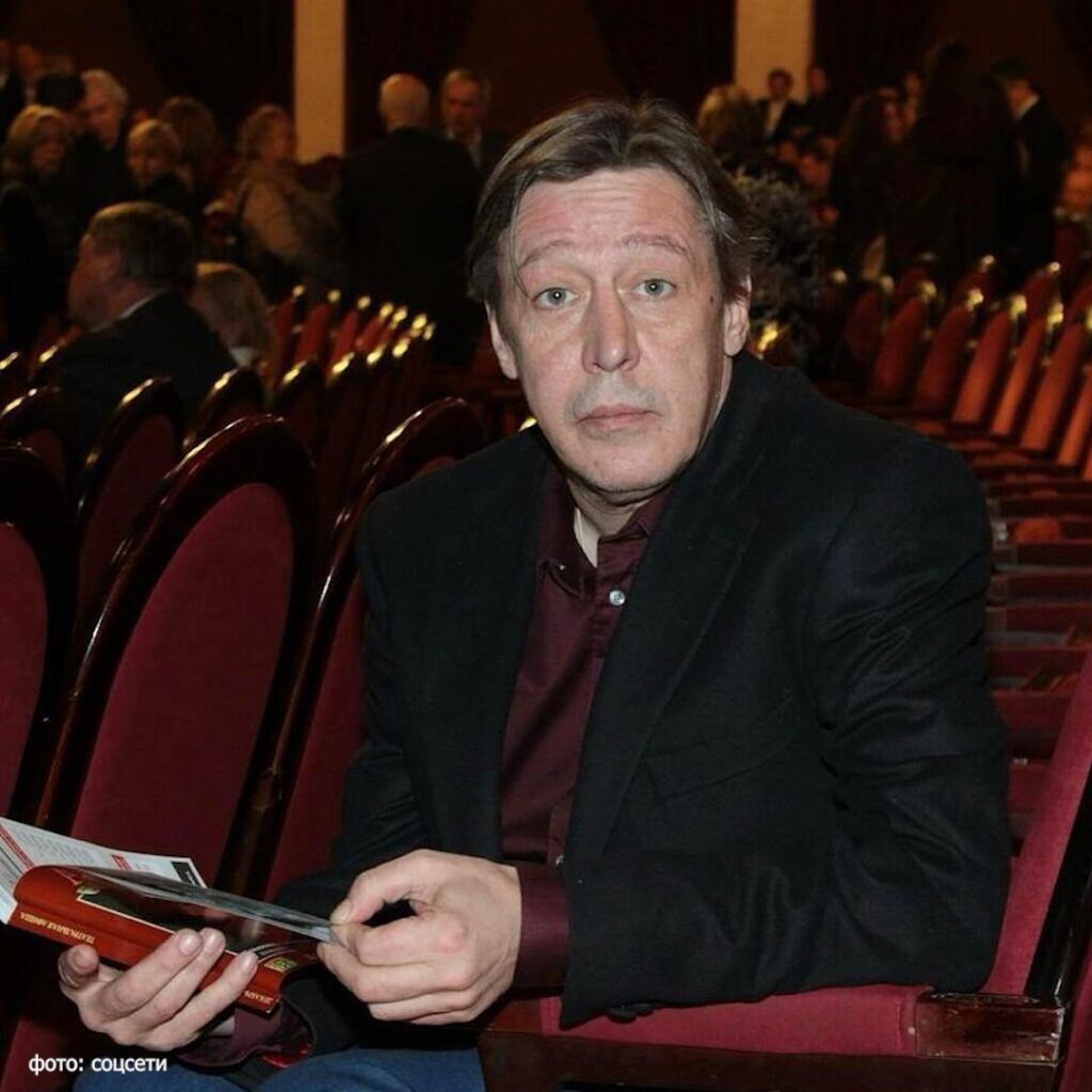 Премьеру спектакля Михаила Ефремова «Без свидетелей» снова перенесли. На этот раз из-за проблем со здоровьем режиссёра Юрия Купера. 🏥 По данным Mash, у него диагностировали грыжу брюшной полости после обращения с сильными болями в почках. Спектакль должен был стать первым для Ефремова после освобождения из колонии. Репетиции начались 30 января, но конкретную дату премьеры так и не назвали. Главную роль, помимо Михаила Олеговича, исполнит Анна Михалкова. Изначально премьеру планировали на декабрь, потом перенесли на февраль. Теперь афишу убрали с сайта театра Никиты Михалкова «Мастерская 12», оставив только год — 2026. 🗓️ В пресс-службе театра сообщили, что прогоны идут штатно, но подробности комментировать отказались. Итог: Ефремов рвётся на сцену, но судьба спектакля пока под вопросом. 🤷‍♂️. Михаил Ефремов, Юрий Купер, Мастерская 12, Анна Михалкова, Театр
