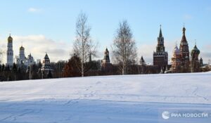 Мороз в Москве не спешит уходить. Синоптики сообщают, что холода продлятся до четверга включительно. Температура будет держаться на отметке ниже -10°C, так что теплая одежда и горячий чай — ваши лучшие друзья. 🥶 Но есть и хорошие новости: в пятницу ожидается потепление до -7°C. Это, конечно, не курорт, но уже легче. Синоптики обещают, что ветер станет слабее, а небо будет ясным. Совет от нас: не расслабляйтесь раньше времени. До пятницы еще нужно дожить, так что берегите себя и близких. И помните: весна уже на пороге, хоть и не спешит. 🌨️. Москва, Погода, Мороз, Синоптики, Зима