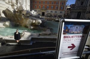 Рим — город, где история встречается с современностью, а желания стоят денег. 🪙 Власти города ввели плату за бросание монет в знаменитый фонтан Треви. Теперь каждый турист, мечтающий вернуться в Рим, должен заплатить €2.40 за исполнение своего желания. Платные часы установлены с 11:30 до 22:00 в будние дни и с 9:00 до 22:00 в выходные. Однако жители Рима, инвалиды, их сопровождающие и дети до шести лет могут продолжать бросать монетки бесплатно. 🏛️ Посещение сквера рядом с фонтаном остается свободным, так что можно наслаждаться видом без дополнительных затрат. Фонтан Треви — не просто памятник архитектуры, но и символ киноискусства. Именно здесь героиня Аниты Экберг в фильме Федерико Феллини «Сладкая жизнь» звала Марчелло Мастроянни: «Марчелло! Иди сюда!». Теперь же фонтан стал еще и символом новой туристической политики Рима. Так что, если вы планируете посетить Рим и бросить монетку в фонтан Треви, готовьтесь к новым правилам. Ведь желания, как оказалось, имеют свою цену. 💰. Рим, Фонтан Треви, Туризм, Италия, Культура