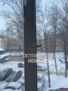 В детской клинической больнице Санкт-Петербурга на улице Комсомола отключили отопление. 🥶 Пациенты сообщают, что тепла не будет до завтра, а в палатах уже стало холодно. Проблема с окнами: они не закрываются до конца, и с улицы дует. Малыши и подростки вынуждены надевать тёплые свитеры, чтобы согреться. Обогревателей в отделении всего пять, а тёплых одеял и постельного белья не хватает. Вместо наволочек выдают простыни и тряпки. Администрация больницы молчит. Пациенты предполагают, что могла произойти авария, учитывая, что здание старое и в нём идёт ремонт. Но точной информации нет. Как можно оставлять детей в таких условиях? 🤔 Вопросов больше, чем ответов.. Санкт-Петербург, детская больница, отопление, холод, здравоохранение