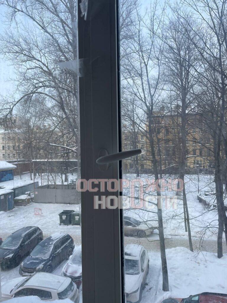 В детской клинической больнице Санкт-Петербурга на улице Комсомола отключили отопление. 🥶 Пациенты сообщают, что тепла не будет до завтра, а в палатах уже стало холодно. Проблема с окнами: они не закрываются до конца, и с улицы дует. Малыши и подростки вынуждены надевать тёплые свитеры, чтобы согреться. Обогревателей в отделении всего пять, а тёплых одеял и постельного белья не хватает. Вместо наволочек выдают простыни и тряпки. Администрация больницы молчит. Пациенты предполагают, что могла произойти авария, учитывая, что здание старое и в нём идёт ремонт. Но точной информации нет. Как можно оставлять детей в таких условиях? 🤔 Вопросов больше, чем ответов.. Санкт-Петербург, детская больница, отопление, холод, здравоохранение