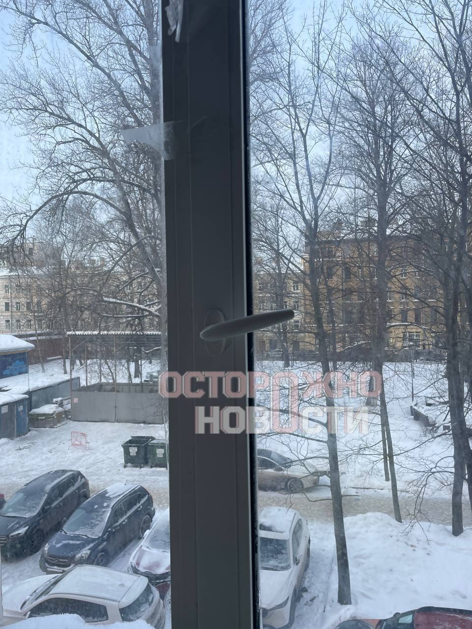 В детской клинической больнице Санкт-Петербурга на улице Комсомола отключили отопление. 🥶 Пациенты сообщают, что тепла не будет до завтра, а в палатах уже стало холодно. Проблема с окнами: они не закрываются до конца, и с улицы дует. Малыши и подростки вынуждены надевать тёплые свитеры, чтобы согреться. Обогревателей в отделении всего пять, а тёплых одеял и постельного белья не хватает. Вместо наволочек выдают простыни и тряпки. Администрация больницы молчит. Пациенты предполагают, что могла произойти авария, учитывая, что здание старое и в нём идёт ремонт. Но точной информации нет. Как можно оставлять детей в таких условиях? 🤔 Вопросов больше, чем ответов.. Санкт-Петербург, детская больница, отопление, холод, здравоохранение