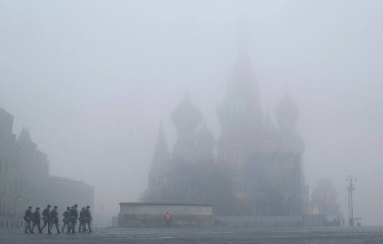 Москва и Подмосковье готовятся к ночи, которая обещает быть не просто холодной, а еще и крайне туманной. 🌫️ Синоптики сообщают о густом тумане с отложением изморози, что может серьезно ухудшить видимость на дорогах. Гидрометцентр РФ предупреждает: водителям стоит быть предельно внимательными, а пешеходам — не забывать о светоотражателях. Иначе рискуете стать участником ДТП или просто заблудиться в белой пелене. Совет от нас: если вы не планируете ночные прогулки, лучше остаться дома. А если все же нужно выйти — одевайтесь теплее и зарядите телефон. Туман — штука коварная. ❄️. Москва, Подмосковье, Туман, Иморозь, Гидрометцентр