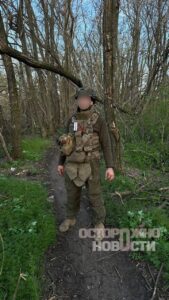 Сестра 28-летнего Дениса Осипова из Москвы сообщила о ряде нарушений в отношении её брата, мобилизованного в 2022 году. По её словам, после конфликта с сослуживцами Денис сбежал из части и был объявлен в розыск. В 2024 году его вернули в воинскую часть 95372 в Наро-Фоминске, где ему угрожали оружием. За время службы у Дениса ухудшилось здоровье: «посыпались зубы» и обострилась катаракта, однако отпуск ему не предоставили. В июле 2025 года он получил перелом ноги, но вместо госпиталя был снова объявлен в розыск. После возвращения в часть его отправили на штурм, где он повторно сломал ногу. 18 января 2026 года Дениса задержали сотрудники полиции и заявили, что отправят его на задание с незажившим переломом. Сестра утверждает, что брату угрожали оставить его привязанным к дереву. Сейчас Денис не выходит на связь. Адвокат Максим Гребенюк и сестра военного подали заявление о превышении полномочий и жалобу прокурору Московского военного округа на бездействие следователей.. Денис Осипов, Наро-Фоминск, мобилизация, превышение полномочий, военное дело