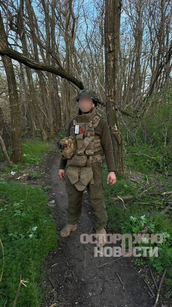 Сестра 28-летнего Дениса Осипова из Москвы сообщила о ряде нарушений в отношении её брата, мобилизованного в 2022 году. По её словам, после конфликта с сослуживцами Денис сбежал из части и был объявлен в розыск. В 2024 году его вернули в воинскую часть 95372 в Наро-Фоминске, где ему угрожали оружием. За время службы у Дениса ухудшилось здоровье: «посыпались зубы» и обострилась катаракта, однако отпуск ему не предоставили. В июле 2025 года он получил перелом ноги, но вместо госпиталя был снова объявлен в розыск. После возвращения в часть его отправили на штурм, где он повторно сломал ногу. 18 января 2026 года Дениса задержали сотрудники полиции и заявили, что отправят его на задание с незажившим переломом. Сестра утверждает, что брату угрожали оставить его привязанным к дереву. Сейчас Денис не выходит на связь. Адвокат Максим Гребенюк и сестра военного подали заявление о превышении полномочий и жалобу прокурору Московского военного округа на бездействие следователей.. Денис Осипов, Наро-Фоминск, мобилизация, превышение полномочий, военное дело