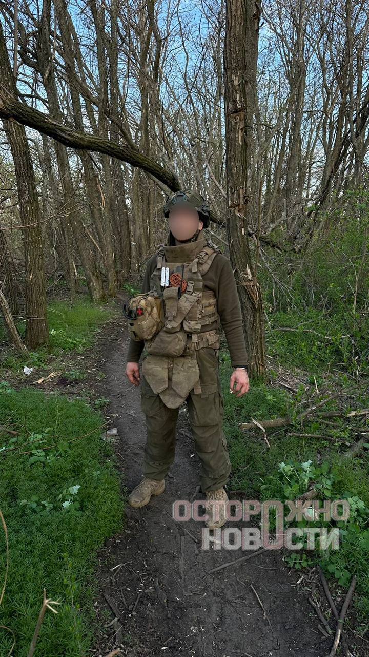 Сестра 28-летнего Дениса Осипова из Москвы сообщила о ряде нарушений в отношении её брата, мобилизованного в 2022 году. По её словам, после конфликта с сослуживцами Денис сбежал из части и был объявлен в розыск. В 2024 году его вернули в воинскую часть 95372 в Наро-Фоминске, где ему угрожали оружием. За время службы у Дениса ухудшилось здоровье: «посыпались зубы» и обострилась катаракта, однако отпуск ему не предоставили. В июле 2025 года он получил перелом ноги, но вместо госпиталя был снова объявлен в розыск. После возвращения в часть его отправили на штурм, где он повторно сломал ногу. 18 января 2026 года Дениса задержали сотрудники полиции и заявили, что отправят его на задание с незажившим переломом. Сестра утверждает, что брату угрожали оставить его привязанным к дереву. Сейчас Денис не выходит на связь. Адвокат Максим Гребенюк и сестра военного подали заявление о превышении полномочий и жалобу прокурору Московского военного округа на бездействие следователей.. Денис Осипов, Наро-Фоминск, мобилизация, превышение полномочий, военное дело