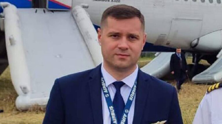 Сергей Белов, пилот, который посадил Airbus в пшеничном поле и спас 167 человек, получил предложение работы в Юго-Восточной Азии. 🛬 Это произошло после того, как в России его фактически лишили возможности летать из-за иска на 119 млн рублей. Иностранная авиакомпания, вдохновившись его историей, предложила Белову должность пилота пассажирского Airbus. Однако Сергей сомневается: он хочет летать дома, но ситуация в России оставляет желать лучшего. После аварийной посадки в Новосибирске он уволился из "Уральских авиалиний" и уже два года работает курьером, едва сводя концы с концами. 💔 Сейчас Белов находится под давлением следствия и прокуратуры, которые настаивают на обвинении. Решение по его делу ожидается минимум через три месяца, и именно от него зависит, сможет ли он уехать работать за границу. Вопрос осложняется необходимостью содержать маму-инвалида, которую он планирует перевезти. 🏡 История Белова — это не только драма, но и пример того, как талант и профессионализм могут быть оценены за пределами родной страны. ✈️. Сергей Белов, Юго-Восточная Азия, авиация, Россия, суд