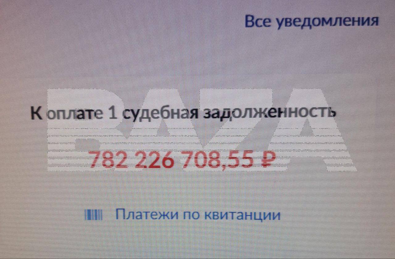 Бывшая бухгалтер алкогольного холдинга Юлия обвинена в уклонении от уплаты налогов на сумму 782 млн рублей. По данным следствия, женщина сознательно занижала данные в налоговой декларации по указанию руководства компании. Юлия работала в компании с 2014 по 2016 год, осуществляя бухгалтерское сопровождение и составление налоговых деклараций. Она утверждает, что не имела права подписи и доступа к счетам, а только сдавала отчётность. В 2015 году у компании начались проблемы, и было возбуждено уголовное дело за уклонение от уплаты налогов и акцизов. Спустя четыре года после увольнения Юлии оперативники начали новое расследование. Женщина сначала выступала в качестве свидетеля, но позже её статус изменился на обвиняемую. Суд установил, что она занизила данные в налоговой декларации, что позволило компании уменьшить сумму акциза более чем на 33 млн рублей. Налоговая служба подала на Юлию и финансового директора компании гражданский иск на сумму более 700 млн рублей, включая неоплаченные акцизы, налоги, пени и штрафы. В мае 2024 года суд удовлетворил иск полностью и арестовал все счета женщины. Юлия отмечает, что с 2018 года является вдовой с ребёнком на иждивении и не сможет погасить такой долг. Женщина продолжает винить в случившемся бывшего руководителя компании, за которым числится долг в размере 2 млрд рублей. Алкогольная компания сейчас находится в стадии банкротства.. налоги, бухгалтер, алкогольный холдинг, суд, Юлия