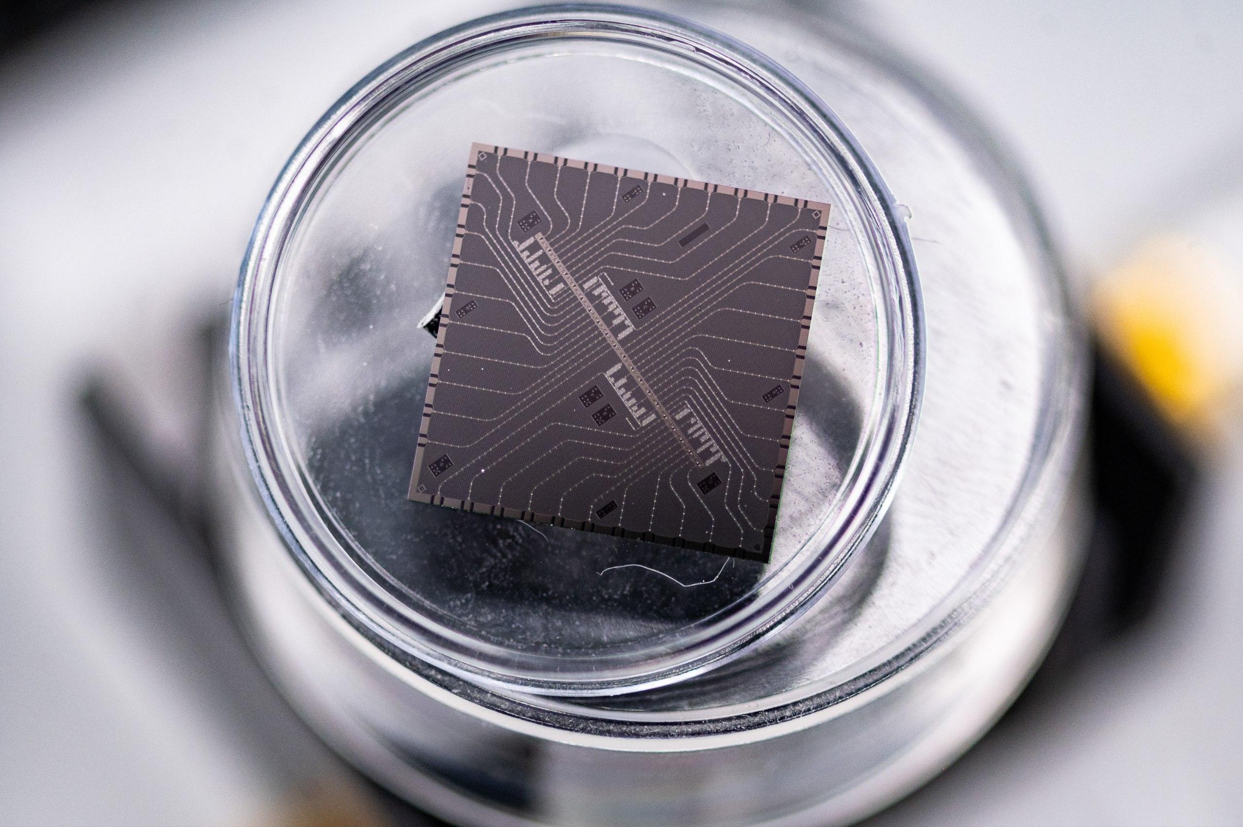 Россия представила первый 16-кубитный квантовый процессор 🚀. КвантовыеТехнологии, Росатом, НИТУМИСИС, Наука, Инновации