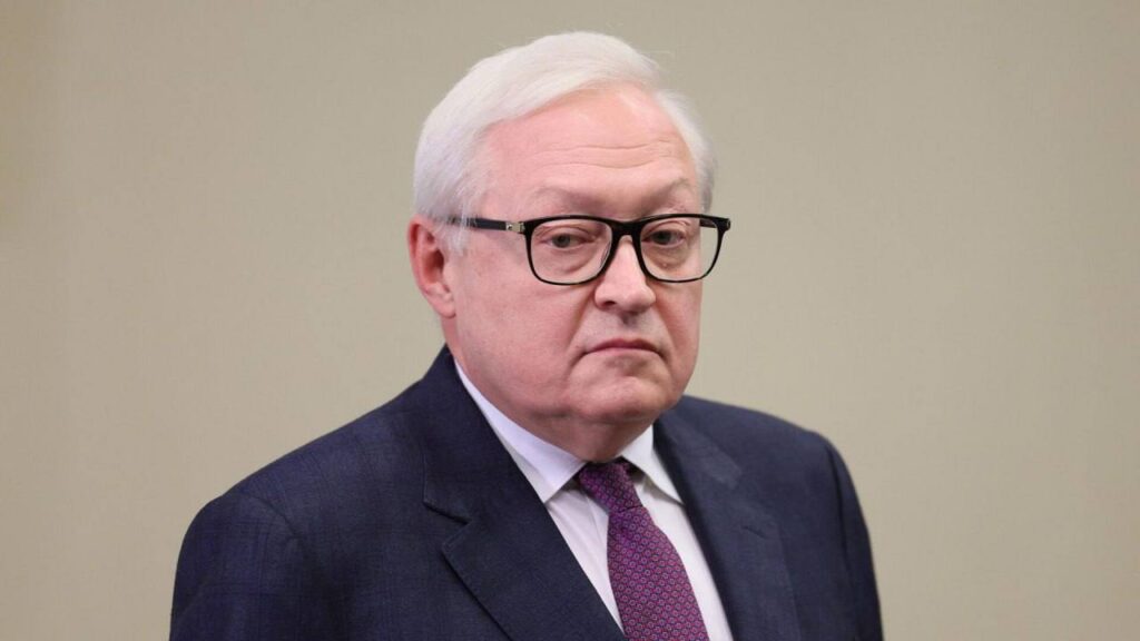 Россия готова предпринять адекватные военно-технические меры в ответ на поставки американского оружия в Гренландию. Об этом заявил заместитель министра иностранных дел РФ Сергей Рябков. По словам Рябкова, действия США по наращиванию военного присутствия в регионе создают угрозу стратегической стабильности. Россия будет вынуждена принять соответствующие меры для защиты своих интересов. Гренландия, автономная территория Дании, стала объектом повышенного внимания США в последние годы. Вашингтон активно инвестирует в развитие инфраструктуры и военного потенциала региона, что вызывает обеспокоенность Москвы. Рябков подчеркнул, что Россия будет действовать в рамках международного права и не допустит дестабилизации ситуации в Арктике. Однако точный характер ответных мер пока не уточняется. Эксперты отмечают, что ситуация вокруг Гренландии может стать новым очагом напряженности в отношениях между Россией и США, особенно на фоне уже существующих противоречий в других регионах.. Россия, США, Гренландия, Сергей Рябков, Арктика