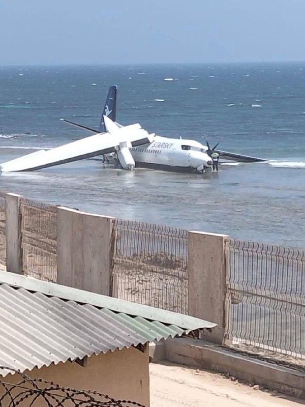 Самолет StarSky потерпел крушение на берегу Индийского океана. StarSky, крушение самолета, Индийский океан, авиация, ЧП