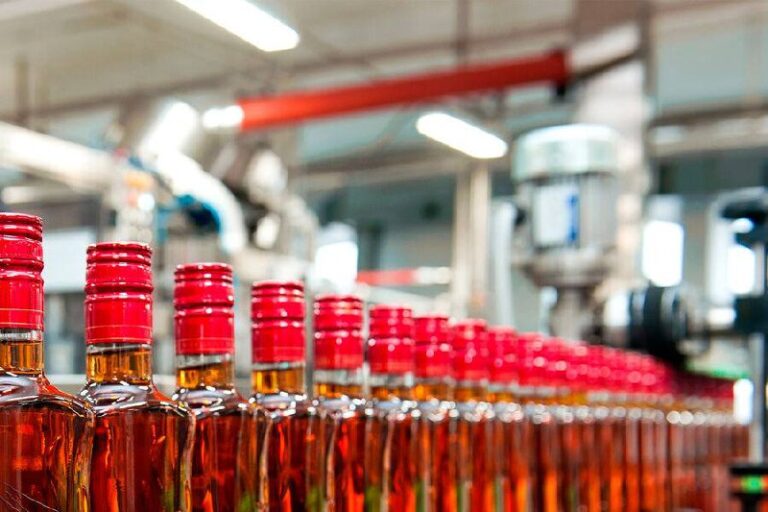 В Северной Корее начались продажи собственного рома. Новый продукт появился на полках магазинов Пхеньяна и уже привлёк внимание местных жителей. На этикетке бутылки объёмом 175 мл красуется золотая надпись «Ром», а крепость напитка составляет 40 градусов. Стоимость одной бутылки составляет всего $1 (около 76 рублей по текущему курсу). Это делает продукт доступным для широкого круга потребителей. Появление рома местного производства стало неожиданным событием для страны, где алкогольная промышленность традиционно ориентирована на производство водки и пива. Эксперты отмечают, что выпуск рома может быть частью стратегии по расширению ассортимента местной продукции и снижению зависимости от импорта. Однако подробности о производстве и составе напитка пока не раскрываются. Ожидается, что новый продукт будет представлен на внутреннем рынке, а его экспорт за пределы страны маловероятен.. Северная Корея, Пхеньян, ром, алкоголь, экономика