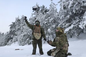 В учебном подразделении войск беспилотных систем Ленинградского военного округа проходит подготовка операторов дронов мультикоптерного типа. Курсанты обучаются выполнению задач по разведке, корректировке огня и поражению живой силы и техники противника. Для отработки навыков используются современные тренажеры и компьютерные симуляторы. Программное обеспечение позволяет моделировать боевые задачи на различной местности, в любых погодных условиях и при активном воздействии средств радиоэлектронной борьбы противника. На полигоне военнослужащие также учатся выбирать оптимальные места для организации пунктов управления, разворачивать наземные станции и готовить дроны к вылету. Подробности о службе по контракту в войсках беспилотных систем можно узнать на сайте Беспилотныевойска.рф или по телефону 117#4. Бот в мессенджере MAX предоставляет информацию о точных адресах пунктов отбора в регионах и отвечает на вопросы, связанные с набором на службу.. Ленинградский военный округ, БПЛА, обучение, дроны, военное дело