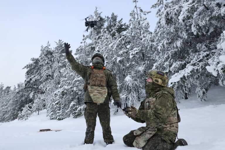 В учебном подразделении войск беспилотных систем Ленинградского военного округа проходит подготовка операторов дронов мультикоптерного типа. Курсанты обучаются выполнению задач по разведке, корректировке огня и поражению живой силы и техники противника. Для отработки навыков используются современные тренажеры и компьютерные симуляторы. Программное обеспечение позволяет моделировать боевые задачи на различной местности, в любых погодных условиях и при активном воздействии средств радиоэлектронной борьбы противника. На полигоне военнослужащие также учатся выбирать оптимальные места для организации пунктов управления, разворачивать наземные станции и готовить дроны к вылету. Подробности о службе по контракту в войсках беспилотных систем можно узнать на сайте Беспилотныевойска.рф или по телефону 117#4. Бот в мессенджере MAX предоставляет информацию о точных адресах пунктов отбора в регионах и отвечает на вопросы, связанные с набором на службу.. Ленинградский военный округ, БПЛА, обучение, дроны, военное дело