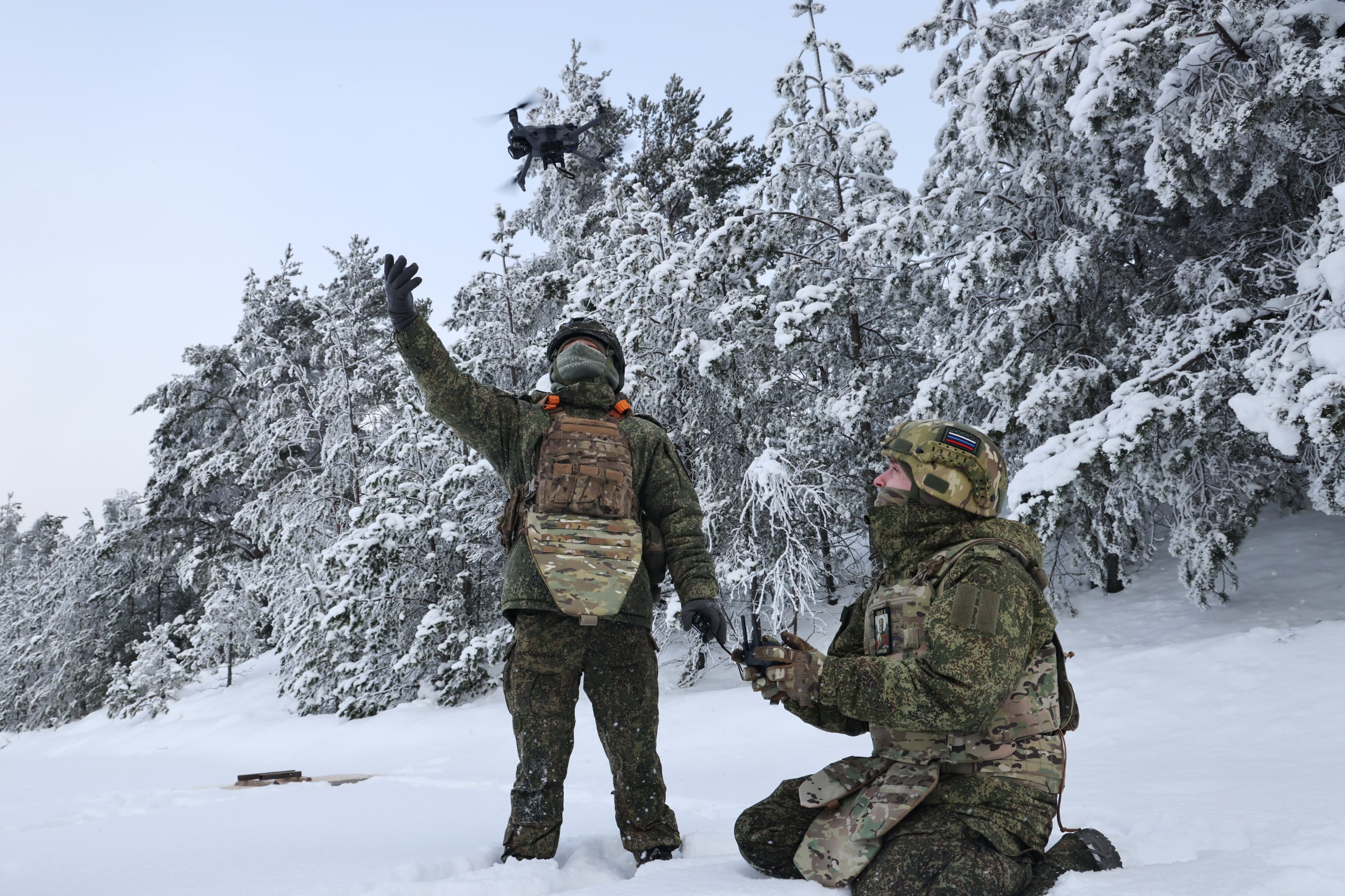 В учебном подразделении войск беспилотных систем Ленинградского военного округа проходит подготовка операторов дронов мультикоптерного типа. Курсанты обучаются выполнению задач по разведке, корректировке огня и поражению живой силы и техники противника. Для отработки навыков используются современные тренажеры и компьютерные симуляторы. Программное обеспечение позволяет моделировать боевые задачи на различной местности, в любых погодных условиях и при активном воздействии средств радиоэлектронной борьбы противника. На полигоне военнослужащие также учатся выбирать оптимальные места для организации пунктов управления, разворачивать наземные станции и готовить дроны к вылету. Подробности о службе по контракту в войсках беспилотных систем можно узнать на сайте Беспилотныевойска.рф или по телефону 117#4. Бот в мессенджере MAX предоставляет информацию о точных адресах пунктов отбора в регионах и отвечает на вопросы, связанные с набором на службу.. Ленинградский военный округ, БПЛА, обучение, дроны, военное дело