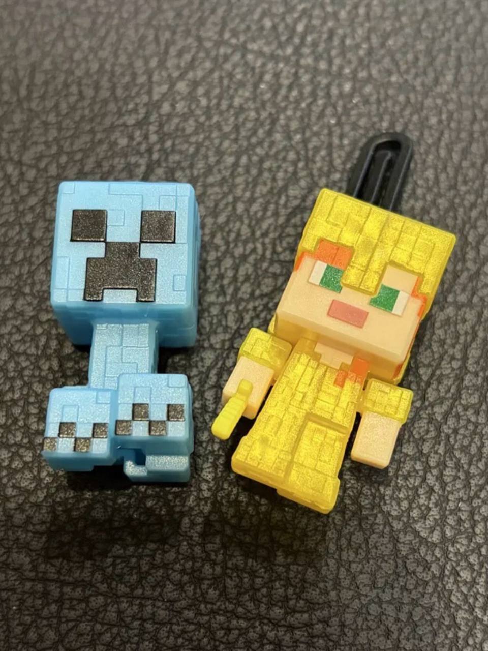 Kinder Joy и Minecraft — это коллаборация, о которой вы не знали, но теперь точно не забудете. 🥚🎮 Два гиганта индустрии решили объединить усилия, чтобы порадовать фанатов по всему миру. В России эти уникальные яйца появятся уже к концу февраля. Пока что продукт доступен только за границей, но скоро российские любители шоколада и видеоигр смогут насладиться этим сочетанием. Внутри каждого яйца — не только сладкий сюрприз, но и мини-фигурка из вселенной Minecraft. Идеально для коллекционеров и геймеров. Что внутри? Классический Kinder Joy с двумя слоями: один — шоколадный крем, другой — игрушка. Но теперь это не просто игрушка, а часть культовой игры. 🎮 Следите за новостями, чтобы не пропустить момент, когда продукт появится на полках магазинов. Это будет настоящий праздник для фанатов обоих брендов. 🥳. Kinder Joy, Minecraft, Россия, коллаборация, видеоигры