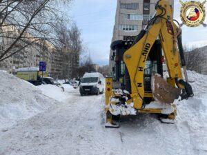 Снегоуборочный трактор травмировал женщину в Чебоксарах. Чебоксары, ГАИ Чувашии, снегоуборочный трактор, ЧП, травма