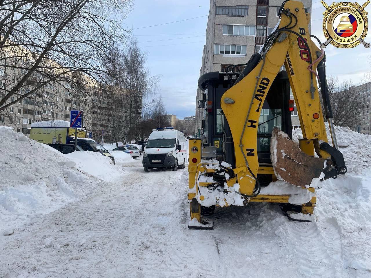 Снегоуборочный трактор травмировал женщину в Чебоксарах. Чебоксары, ГАИ Чувашии, снегоуборочный трактор, ЧП, травма