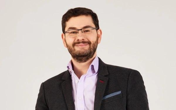 В условиях экономической неопределенности компании часто стремятся сократить издержки, и инвестиции в стажерские программы могут казаться необязательными. Однако многие крупные игроки продолжают активно работать со студентами. Согласно исследованию, проведенному осенью 2023 года, 94% компаний сохраняют стажерские программы, а 47% планируют увеличить объем найма молодых специалистов. Более половины (53%) респондентов уверены, что такие инвестиции окупаются. Денис Каминский, партнер и сооснователь агентства FutureToday, подчеркивает, что взаимодействие со студентами может стать источником экономии, гибкости и инноваций. По его словам, такие программы позволяют компаниям адаптироваться к меняющимся условиям рынка труда. Эксперты отмечают, что инвестиции в молодые кадры не только укрепляют кадровый резерв, но и способствуют долгосрочному развитию бизнеса. В условиях нестабильности такие стратегии становятся ключевыми для сохранения конкурентоспособности.. инвестиции, стажерские программы, вузы, экономическая неопределенность, FutureToday