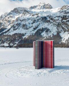 Герхард Рихтер, один из самых дорогих и знаменитых художников современности, установил свою новую работу — скульптуру «Полосатая башня» в Швейцарии. Место выбрано неслучайно: это окрестности деревни Зильс-Мария, популярного горного курорта. Инициатором проекта выступила цюрихская галерея Hauser & Wirth. Рихтер, которому уже 93 года, продолжает экспериментировать с формами и техниками. В этой работе он перенес свой живописный метод на скульптуру: абстрактная картина была нарезана на полоски, перемешана и растянута. Результат — динамичная композиция, которая на фоне снежных Альп выглядит как пламя ракеты или хвост падающей звезды. 🚀 Для Рихтера это не первый выход за пределы живописи. Его витраж в Кёльнском соборе — еще один пример того, как художник исследует границы искусства. Вопросы, которые он ставит перед собой и зрителями, остаются актуальными: что такое изображение? Где заканчивается фигуративное и начинается абстрактное? «Полосатая башня» — это не просто объект, это вызов привычному восприятию мира. И, кажется, Рихтер снова попал в точку. ❄️. Герхард Рихтер, Полосатая башня, Швейцария, Современное искусство, Hauser & Wirth