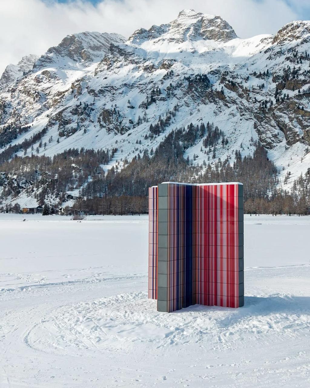 Герхард Рихтер, один из самых дорогих и знаменитых художников современности, установил свою новую работу — скульптуру «Полосатая башня» в Швейцарии. Место выбрано неслучайно: это окрестности деревни Зильс-Мария, популярного горного курорта. Инициатором проекта выступила цюрихская галерея Hauser & Wirth. Рихтер, которому уже 93 года, продолжает экспериментировать с формами и техниками. В этой работе он перенес свой живописный метод на скульптуру: абстрактная картина была нарезана на полоски, перемешана и растянута. Результат — динамичная композиция, которая на фоне снежных Альп выглядит как пламя ракеты или хвост падающей звезды. 🚀 Для Рихтера это не первый выход за пределы живописи. Его витраж в Кёльнском соборе — еще один пример того, как художник исследует границы искусства. Вопросы, которые он ставит перед собой и зрителями, остаются актуальными: что такое изображение? Где заканчивается фигуративное и начинается абстрактное? «Полосатая башня» — это не просто объект, это вызов привычному восприятию мира. И, кажется, Рихтер снова попал в точку. ❄️. Герхард Рихтер, Полосатая башня, Швейцария, Современное искусство, Hauser & Wirth