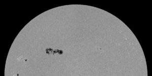 Солнце снова в центре внимания. Активный центр на нашей звезде до 6 февраля будет расположен так, что при крупных выбросах корональной массы потоки могут направиться почти прямо на Землю. Ученые из лаборатории солнечной астрономии ИКИ РАН предупреждают: готовьтесь к возможным магнитным бурям. В прошлом году таких событий было всего два: 1 июня и 12 ноября. В этом году уже произошла одна мощная магнитная буря 20-21 января, вызванная вспышкой X1.9. Это был крупнейший радиационный шторм в XXI веке. Что происходит сейчас? Активная область на Солнце за сутки увеличила свою площадь на 50% и побила рекорд по числу сильных вспышек за день. Ученые отмечают, что ситуация остается напряженной. Солнце не шутит. Если вы чувствуете себя неважно, возможно, это не просто усталость, а влияние космической погоды. Следите за прогнозами и берегите себя. 🌍⚡. Солнце, магнитные бури, ИКИ РАН, космическая погода, радиационный шторм