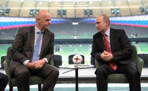 Сенсация в мире футбола! ⚽ Президент FIFA Джанни Инфантино в интервью Sky News заявил, что организация рассматривает возможность снятия запрета с российских команд, введённого в 2022 году. По его словам, такие ограничения не приносят пользы, а лишь усиливают напряжённость. «Футбол должен оставаться мостом между странами, независимо от политических разногласий», — подчеркнул Инфантино. 🕊️ Это заявление уже вызвало бурную реакцию в спортивном сообществе, ведь речь идёт о возвращении России на международную арену. Конечно, окончательное решение ещё не принято, но сам факт обсуждения этой темы говорит о многом. Возможно, скоро мы увидим российские флаги на стадионах мира. 🇷🇺 А как вы относитесь к этой новости? Пишите в комментариях! 👇. FIFA, Джанни Инфантино, Россия, футбол, Sky News