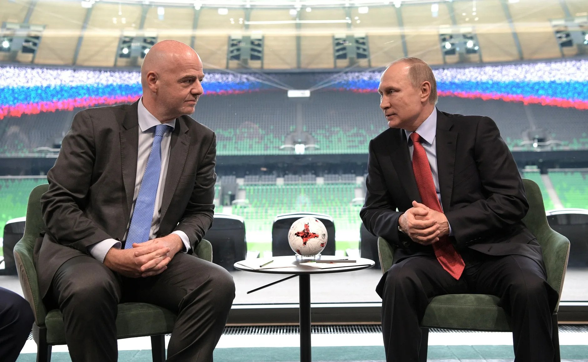 Сенсация в мире футбола! ⚽ Президент FIFA Джанни Инфантино в интервью Sky News заявил, что организация рассматривает возможность снятия запрета с российских команд, введённого в 2022 году. По его словам, такие ограничения не приносят пользы, а лишь усиливают напряжённость. «Футбол должен оставаться мостом между странами, независимо от политических разногласий», — подчеркнул Инфантино. 🕊️ Это заявление уже вызвало бурную реакцию в спортивном сообществе, ведь речь идёт о возвращении России на международную арену. Конечно, окончательное решение ещё не принято, но сам факт обсуждения этой темы говорит о многом. Возможно, скоро мы увидим российские флаги на стадионах мира. 🇷🇺 А как вы относитесь к этой новости? Пишите в комментариях! 👇. FIFA, Джанни Инфантино, Россия, футбол, Sky News