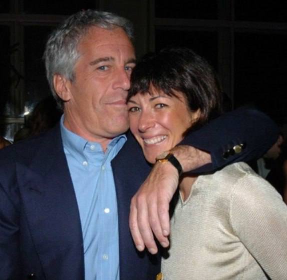 25 сообщников Джеффри Эпштейна избежали уголовной ответственности благодаря заключению «соглашений об урегулировании» с обвинителями. Ещё четверым для этого не потребовалось даже формальных договорённостей. Об этом заявила Гислейн Максвелл, сообщница Эпштейна, которая в настоящее время отбывает 20-летний срок заключения. Максвелл подала ходатайство об отмене своего приговора, утверждая, что между адвокатами истцов и правительством существовал сговор с целью сокрытия улик. В своём обращении она также указала на то, что многие из тех, кто был связан с Эпштейном, избежали наказания благодаря юридическим уловкам. Ранее стало известно, что Максвелл поддерживала регулярные контакты с сооснователем Google Сергеем Брином. Эти факты вызывают вопросы о возможном влиянии высокопоставленных лиц на ход расследования и судебных процессов, связанных с делом Эпштейна. Ситуация продолжает привлекать внимание общественности, особенно на фоне новых разоблачений и попыток пересмотра приговоров.. Джеффри Эпштейн, Гислейн Максвелл, Сергей Брин, США, судебные процессы