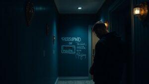 Сосед бойца СВО арестован за оскорбительные надписи в подъезде. СВО, суд, арест, оскорбления, общественный порядок