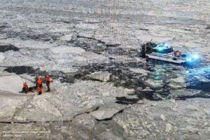 Спасатели эвакуировали мужчину из ледяной полыньи в Москве-реке. Москва-река, спасатели, ледяная полынья, ЧП, Москва