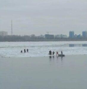 Спасатели эвакуировали семь человек с дрейфующей льдины в Астрахани. Астрахань, МЧС, ЧП, ледоход, спасение