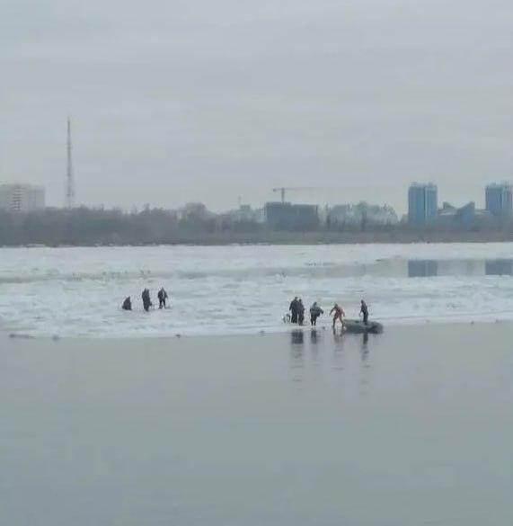 Спасатели эвакуировали семь человек с дрейфующей льдины в Астрахани. Астрахань, МЧС, ЧП, ледоход, спасение
