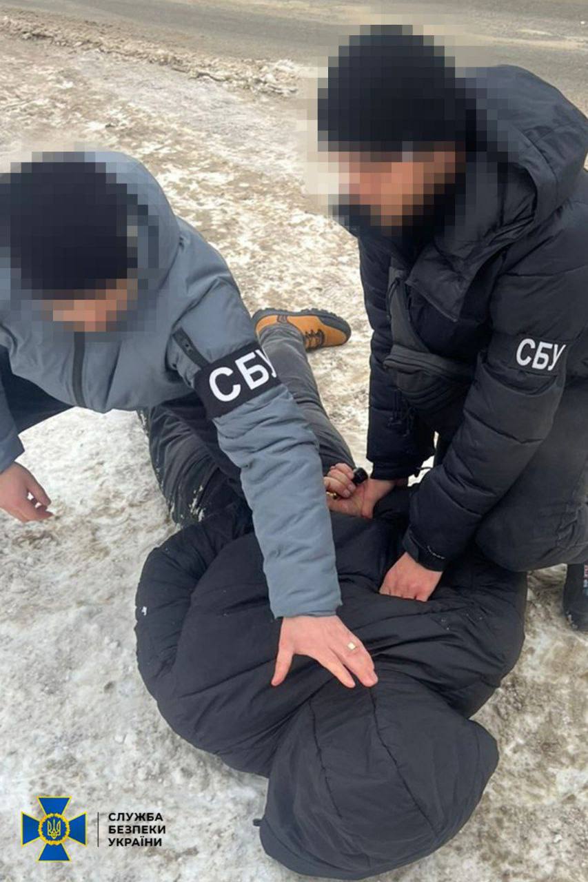 На Украине выявлены многочисленные схемы уклонения от мобилизации, в которых участвовали как представители местных органов власти, так и частные лица. Суммы за услуги варьировались от $3 тыс. до $10 тыс. В Киевской области задержана организованная преступная группа, включающая офицера-психолога, его брата-адвоката и сотрудников территориального центра комплектования. Они организовывали побеги из учебных центров или обеспечивали уклонение от призыва. В Харькове СБУ задержала контрактника, который предлагал мобилизованным бежать в ЕС через леса западных областей. Во Львове был арестован начальник учебного центра, выписывавший фиктивные направления на лечение. В Хмельницкой и Винницкой областях также задержаны лица, продававшие поддельные справки об инвалидности и помогавшие уклонистам пересекать границу. Нацполиция сообщает, что с начала года зафиксировано 24 случая нападения на военкомов.. Украина, мобилизация, СБУ, коррупция, ОПГ