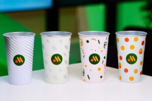 С 5 февраля сеть «Вкусно и точка» удивит своих посетителей новой фишкой — алюминиевыми стаканами-хамелеонами. 🎨 Эти стаканы меняют цвет в зависимости от температуры напитка, создавая эффект «магии» прямо у вас в руках. На выбор предлагается четыре варианта: жёлтый, оранжевый, зелёный и фиолетовый. Каждый из них станет не только функциональным аксессуаром, но и стильным дополнением к вашему обеду или перекусу. Важно: стаканы-хамелеоны будут продаваться исключительно в составе комбо. Так что, если хотите заполучить эту новинку, готовьтесь к полноценному заказу. 🍔🥤 Новинка уже на низком старте, так что не пропустите возможность стать одним из первых обладателей этого технологичного гаджета. Кто знает, может, это начало новой эры в индустрии фастфуда? 🤔 P.S. Если вы ещё не были в «Вкусно и точка», сейчас самое время заглянуть. Там не только вкусно, но и технологично! 🚀. Вкусно и точка, стаканы-хамелеоны, технологии, фастфуд, комбо