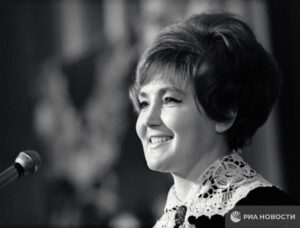 Светлана Жильцова, легенда советского телевидения, ушла из жизни. Об этом сообщил Первый канал. 🕊️ Жильцова была лицом таких культовых программ, как «КВН», «Утренняя почта», «Песня года», «Будильник» и «Спокойной ночи, малыши». Ее голос и образ стали неотъемлемой частью жизни миллионов советских зрителей. На пике карьеры Светлана Алексеевна решила посвятить себя семье, оставив телевидение. Ее наследие останется в сердцах тех, кто вырос на ее передачах. 💔 Вечная память одной из самых ярких звезд советского эфира. 🌟. Светлана Жильцова, Советское телевидение, КВН, Утренняя почта, Спокойной ночи малыши