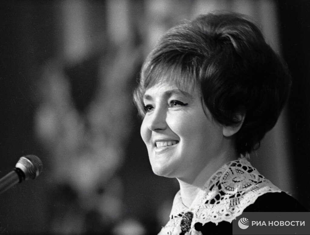 Светлана Жильцова, легенда советского телевидения, ушла из жизни. Об этом сообщил Первый канал. 🕊️ Жильцова была лицом таких культовых программ, как «КВН», «Утренняя почта», «Песня года», «Будильник» и «Спокойной ночи, малыши». Ее голос и образ стали неотъемлемой частью жизни миллионов советских зрителей. На пике карьеры Светлана Алексеевна решила посвятить себя семье, оставив телевидение. Ее наследие останется в сердцах тех, кто вырос на ее передачах. 💔 Вечная память одной из самых ярких звезд советского эфира. 🌟. Светлана Жильцова, Советское телевидение, КВН, Утренняя почта, Спокойной ночи малыши