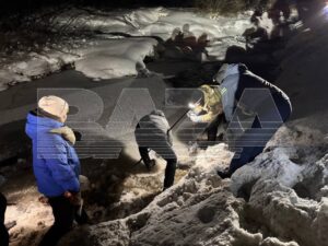 Тело 9-летнего Паши Тифитулина обнаружено в Симоновском ручье, расположенном рядом с деревней Большое Забородье. По данным СМИ, ребёнка нашли местные жители и волонтёры. Тело мальчика находилось на небольшой глубине в ручье, частично скованном льдом. Рядом с ним были обнаружены его вещи, включая одежду и рюкзак. Обстоятельства произошедшего пока остаются неясными, и правоохранительные органы проводят проверку. На данный момент информация о возможных причинах смерти и подозреваемых не сообщается. Следственные органы начали расследование, чтобы установить все детали трагедии. Местные жители выражают соболезнования семье погибшего.. Паша Тифитулин, Большое Забородье, Симоновский ручей, происшествия, криминал