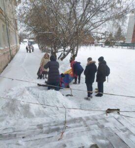 Ученик выпал из окна третьего этажа школы в Омске. Омск, школа, происшествие, МВД, подросток