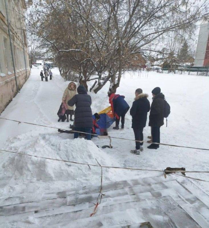 Ученик выпал из окна третьего этажа школы в Омске. Омск, школа, происшествие, МВД, подросток