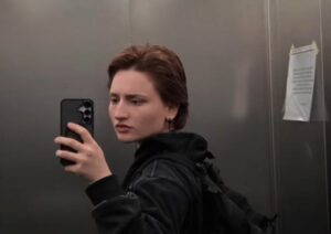 Следственный комитет Армении объявил в розыск двух граждан России по подозрению в убийстве 23-летней Айшат Баймурадовой. Имена подозреваемых — Карина Иминова и Саид-Хамзат Байсаров — официально названы впервые. По данным ведомства, подозреваемые действовали по указанию пока не установленного лица. СК Армении обратился к российским коллегам за помощью в расследовании еще в декабре прошлого года, однако ответа не получил. Ранее сообщалось, что из квартиры, где было обнаружено тело Баймурадовой, в день предполагаемой гибели выходили Иминова и Байсаров. Последний ранее был судим за грабеж и финансирование запрещенной в РФ организации «Исламское государство». Айшат Баймурадова исчезла 15 октября 2023 года. По словам ее близких, она переехала в Армению из Чечни из-за угроз насилия. Ее тело было найдено 19 октября в одной из квартир Еревана.. СК Армении, Айшат Баймурадова, Карина Иминова, Саид-Хамзат Байсаров, Ереван